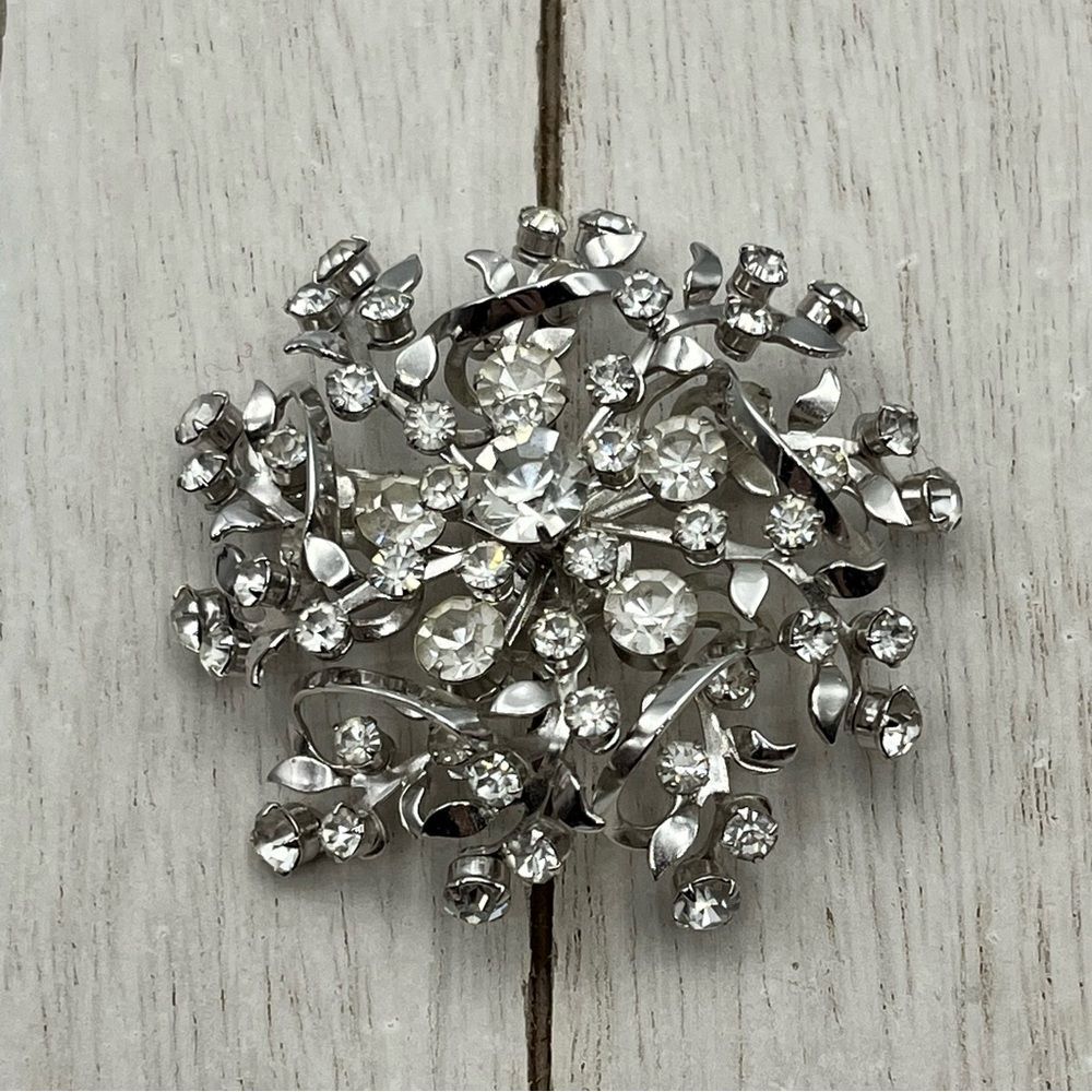 Vintage 1960s large glass Sparkling Silver and White Starburst Brooch - Picture 2 of 5